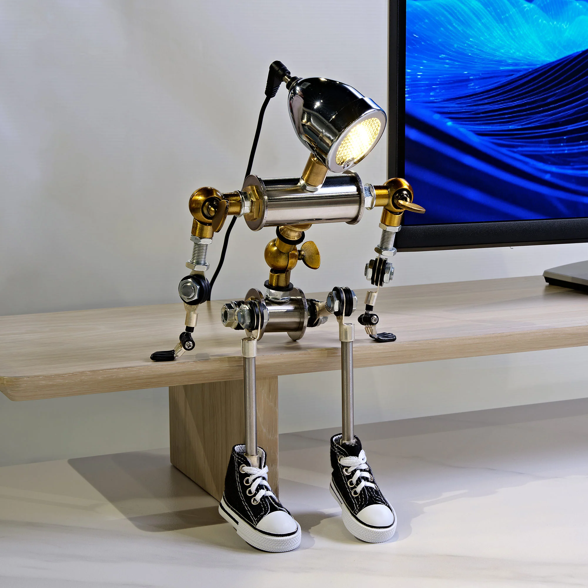 HD-19, 14''H, Robot-Shaped Cyberpunk Table Lamp Decor - Image 6